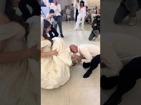 How This Western Wedding Garter Tradition Works! (📸: yulia_bazan78)