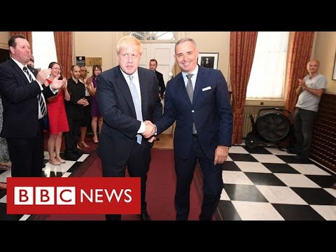 英国のトップ公務員、緊張の報告を受けて退任へ - BBC ニュース (UK's top civil servant stepping down after reports of tensions - BBC News)