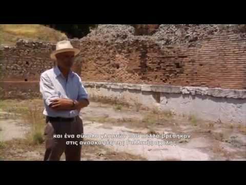 Οι χαρώνιοι κλίμακες στο αρχαίο θέατρο του Άργους. Ένας υπόγειος διάδρομος ένωνε το σκηνικό οικοδόμημα με την ορχήστρα, και κοντά στο άκρο του σώζεται επιβλητικό θύρωμα ύψους 2,108 μ. (30:27).