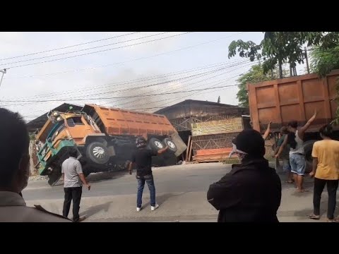 truk terbalik di depan pom bensin babelan bekasi