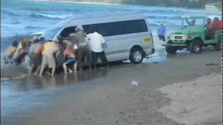 preview picture of video 'Bus stuck in Brasilito Beach, Costa Rica.mp4'