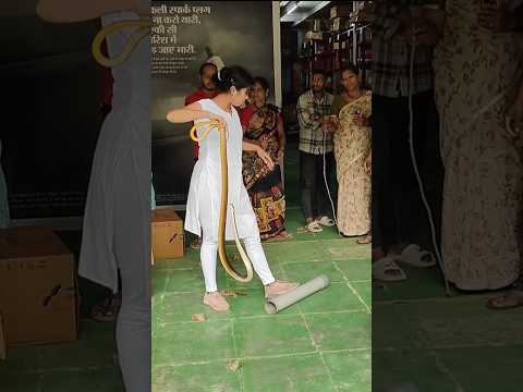 Rat snake rescue at spare part shop 😍😍🐍 #shwetasutarwildliferescuer #snake