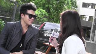 Adam Lambert en entrevue avec Julie St-Pierre