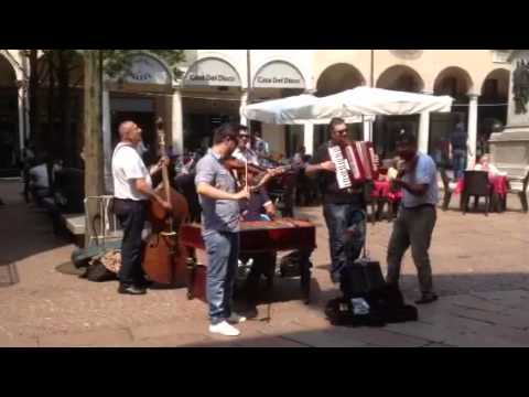 Cover famose con cimbalon e violini