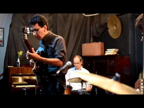 BERIMBAU - Julio Bittencourt Trio - Part Andre Tandeta (bateria) Dinho Majela (sax)