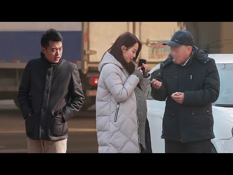 當孕婦街頭向路人借煙，有路人說：有煙也不能給你抽！