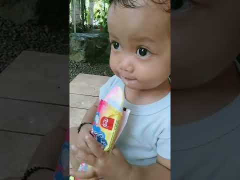 NAUREEN MAKAN ES CREAM ENAK