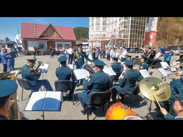 Военный оркестр выступил на берегу Байкала