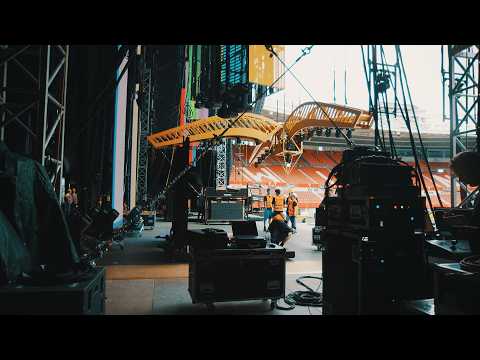 Behind the scenes of Robbie Williams’ stadium tour: lighting, audio and video in perfect sync.