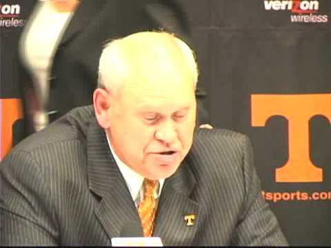 Phillip Fulmer announces he is stepping down