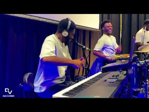 HOTTEST AFRICAN PRAISE MEDLEY ON YOUTUBE RIGHT NOW || PRAISE LEADER AND BAND WENT NUTS 🔥