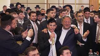 שר לביטחון לאומי איתמר בן גביר בשירת: "והיא שעמדה" בחתונה חרדית יחד עם  יואלי דיקמן ושמוליק קליין