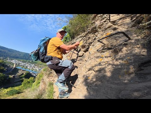 Der Collis Steilpfad in Zell an der Mosel mit Blick auf Moselschleife