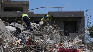 Rescatistas libaneses buscan entre los escombros tras ataques en la provincia de Tiro