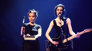 PJ Harvey &amp; Björk cover the Rolling Stones&#39; &quot;(I Can&#39;t Get No) Satisfaction&quot; at the BRIT Awards 1994