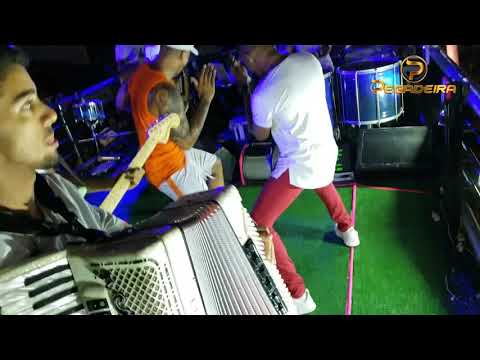 LEO SANTANA E PEGADEIRA (TOMA QUE TOMA)