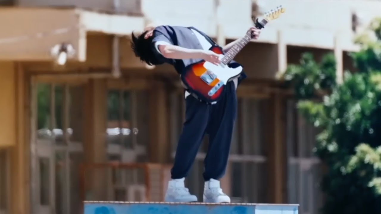 無理な体勢で演奏するMrs. GREEN APPLE