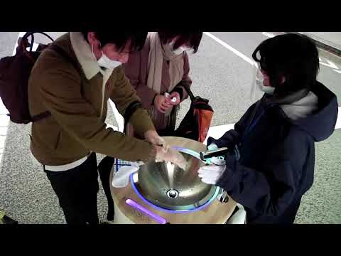 東京購物者在旅途中清潔雙手和手機。 (Tokyo shoppers clean hands and phones on the go)