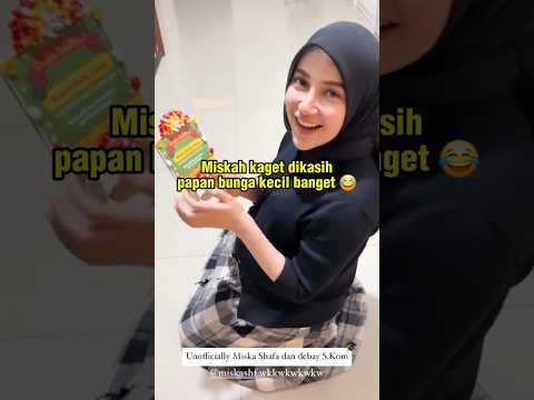 Miskah was surprised to be given a very small flower board 😂 #miskahshafa #fadiljaidi #pakmuh #yi...