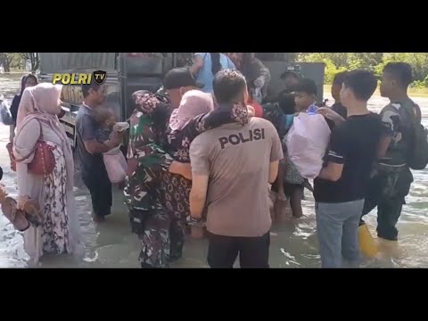 POLRES DEMAK EVAKUASI KORBAN BANJIR