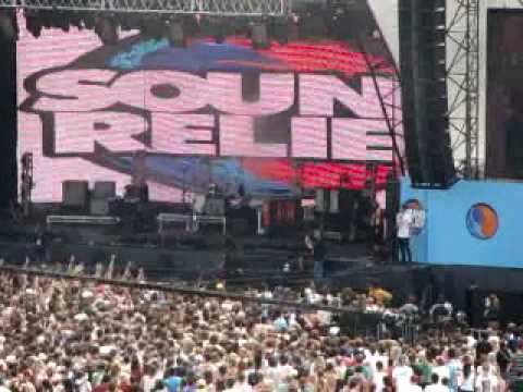 Sydney Sound Relief festivalgoers arrive at Sydney Cricket Ground--2009-03-14