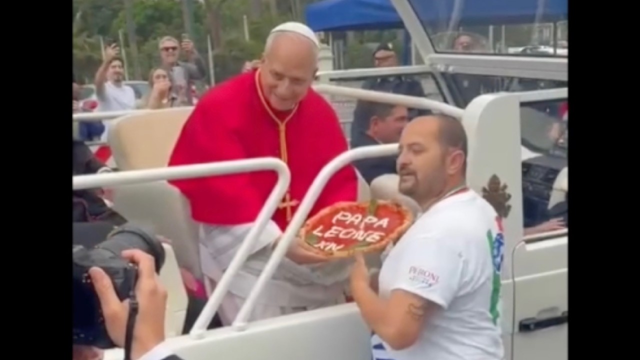 PIZZA PER PAPA LEONE XIV A NAPOLI: L'OMAGGIO SUL LUNGOMARE