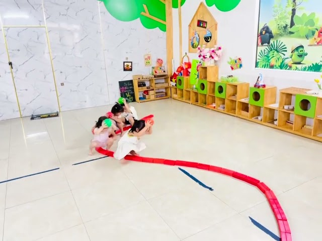 “VỊT CON ĐI DẠO” – BÉ SUNNY VUI HỌC QUA TRÒ CHƠI ✨