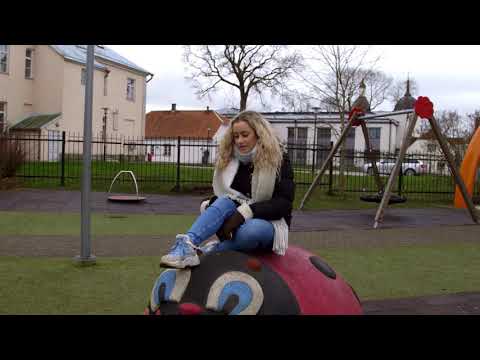 Merilin Mälk näitab, kus kohas Eestis saab Suure Tõllu käe peal istuda