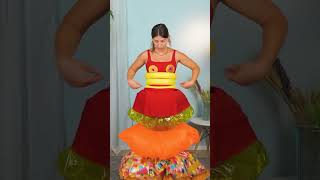 Download lagu Dia Membuat Gaun Mempesona dari Pelampung Kolam dan Mengapung dengan Gaya! 👗💦 mp3