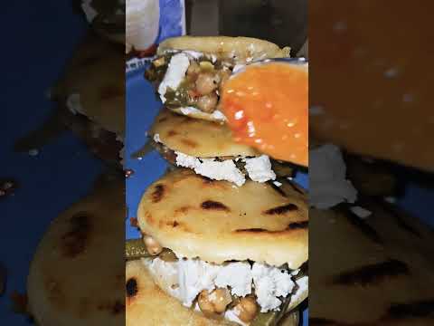 gorditas de nopales  con salsa  verde y anaranjada!