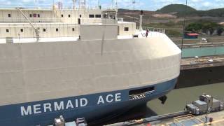 preview picture of video 'Panama Canal - Ship entering the Miraflores locks.'