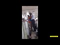 ‘Zezi Local’ forcé de descendre d’un autobus par des policiers
