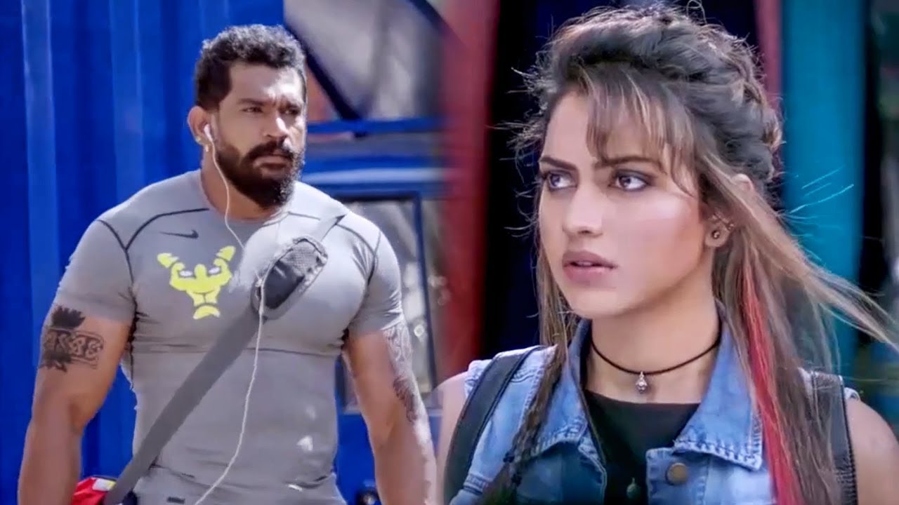 इस बॉडीगार्ड को देख कर अमला पॉल चौक जाती है l Hebbuli Movie Best Scene