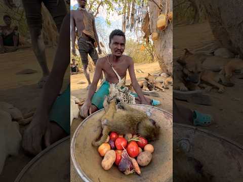 The dinner was so delicious that I brought vegetables to the Hadsabi.#cooking#hadzabetribe #bush