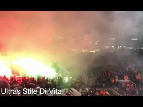 Fumogenata Ultras Saint Etienne in Manchester United-Saint Etienne. Europa League.