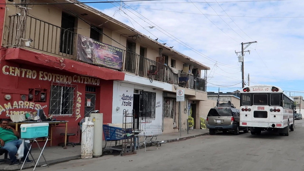 CROSSING THE MEXICAN BORDER  / EXPLORING JUAREZ, MEXICO RAW STREETS