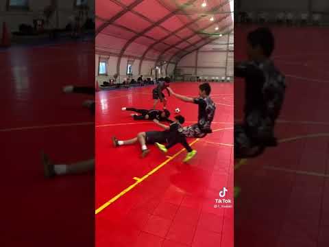 キックフェイントのプロ？スライディングのプロ？