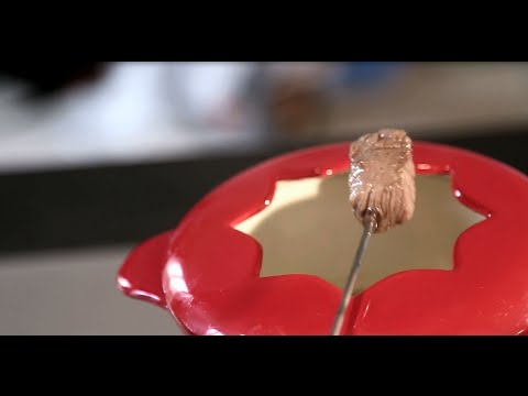 Recipe for fondue bourguignonne for a convivial meal