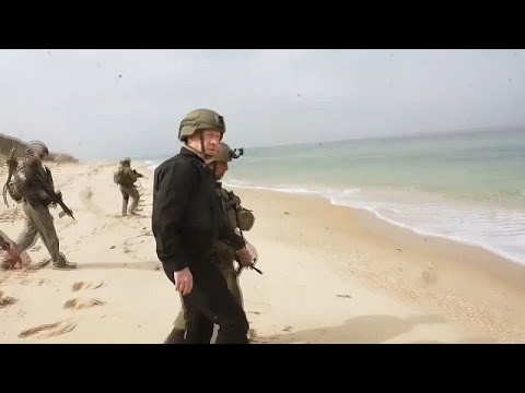 شاهد وزير الدفاع الإسرائيلي يوآف غالانت على شاطئ قطاع غزة