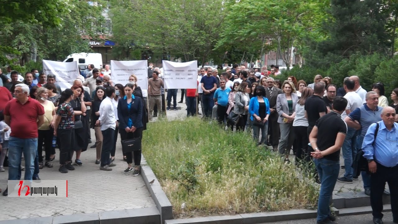 Պատրոն Դավիթի աջակիցները ակցիա են անում դատարանի բակում