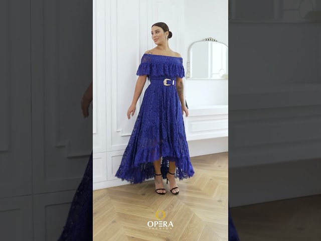 فستان دانتيل أزرق بأكتاف مكشوفة وتصميم واسع