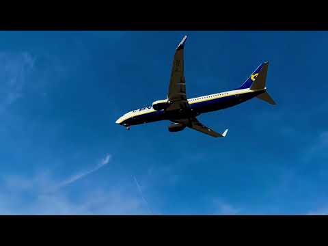 Lotnisko Kraków Balice przelot samolotu nad autostradą A4 #airport #krakow #airplane #flying 