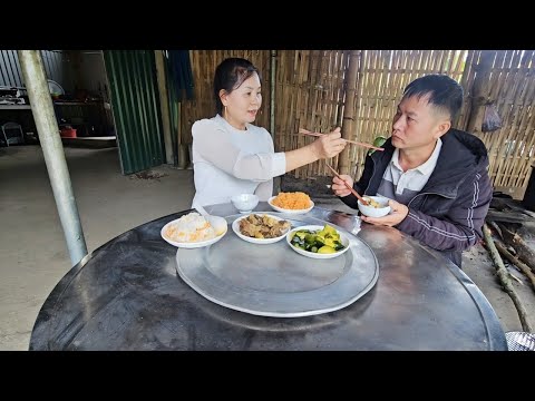 Tuyet is trying every day to help Huong remember everything