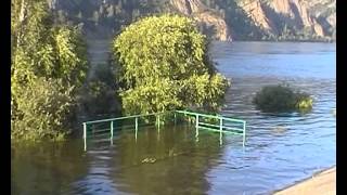 preview picture of video 'Дивногорск - набережная во время сброса воды на Красноярской ГЭС 07.2006'