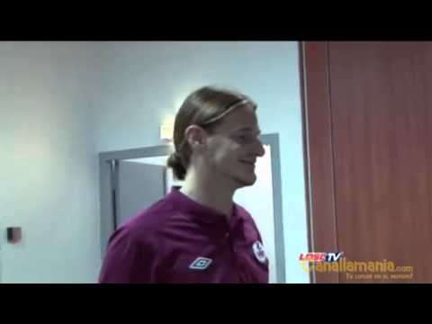 Mauro Cetto cantando el himno de Rosario Central en Francia