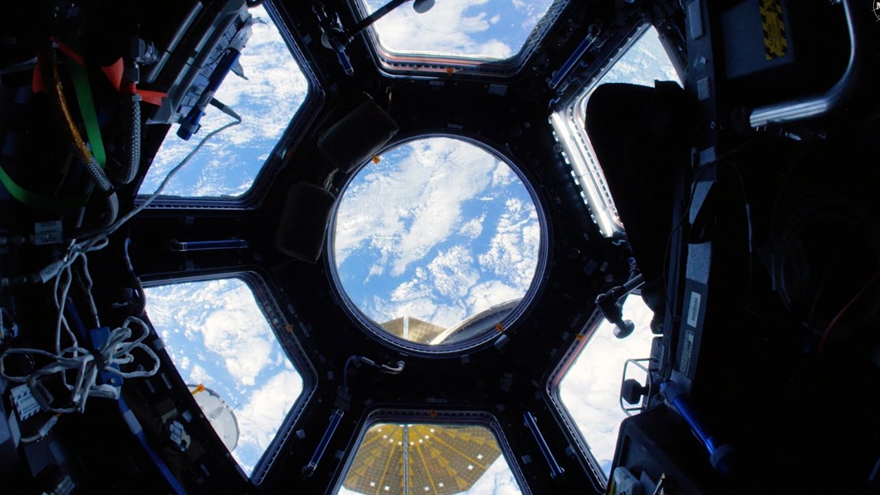 国際宇宙ステーションの中をフワフワ浮遊しながら魚眼レンズで 国際宇宙ステーションの中をフワフワ浮遊しながら魚眼レンズで