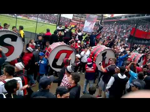 "Entrada de los bombos , Clasico" Barra: Los de Siempre • Club: Colón