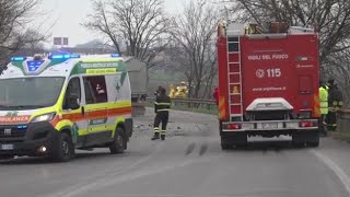 L'incidente in provincia di Piacenza, l'intervento dei soccorritori dopo lo scontro tra auto e au...