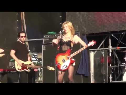 Courtney Love Gets Mad At Fan For Wearing Kurt Cobain Shirt