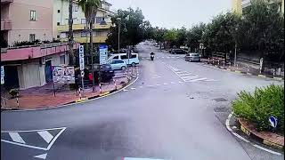 auto-a-tutta-velocita-taglia-la-rotonda-e-si-schianta